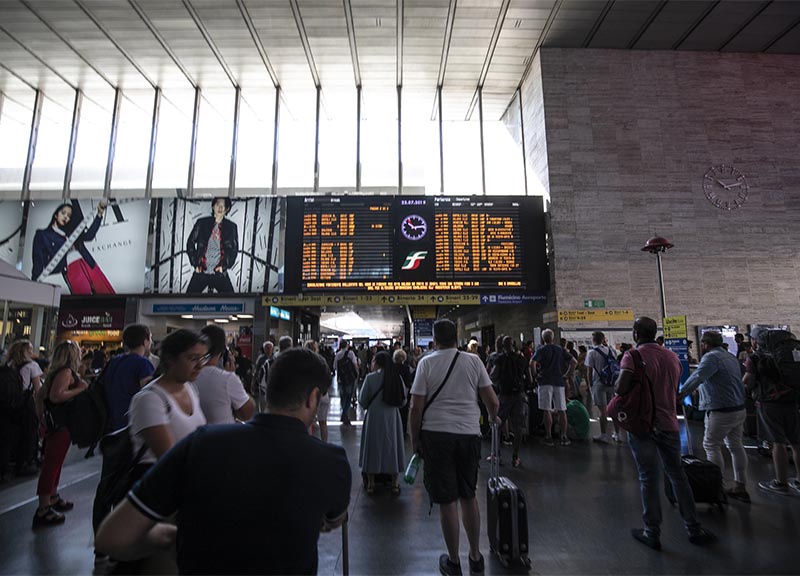 Roma Termini nel caos: il cadavere di un giovane americano manda in tilt i treni per Napoli e Firenze Roma Termini nel caos: il cadavere di un giovane americano manda in tilt i treni per Napoli e Firenze