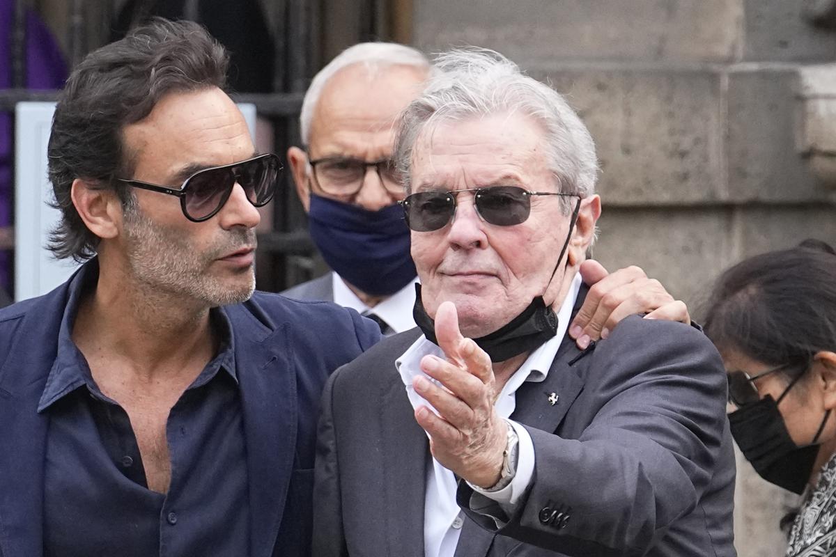 Alain Delon: la lotta per l’eredità. Chi è la figlia prediletta Anouchka che vuole tutto? Alain Delon: la lotta per l’eredità. Chi è la figlia prediletta Anouchka che vuole tutto?