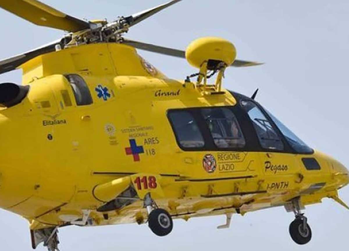 Bimbo di 5 anni cade dalla finestra a Capena, un volo di 8 metri: è gravissimo Bimbo di 5 anni cade dalla finestra a Capena, un volo di 8 metri: è gravissimo