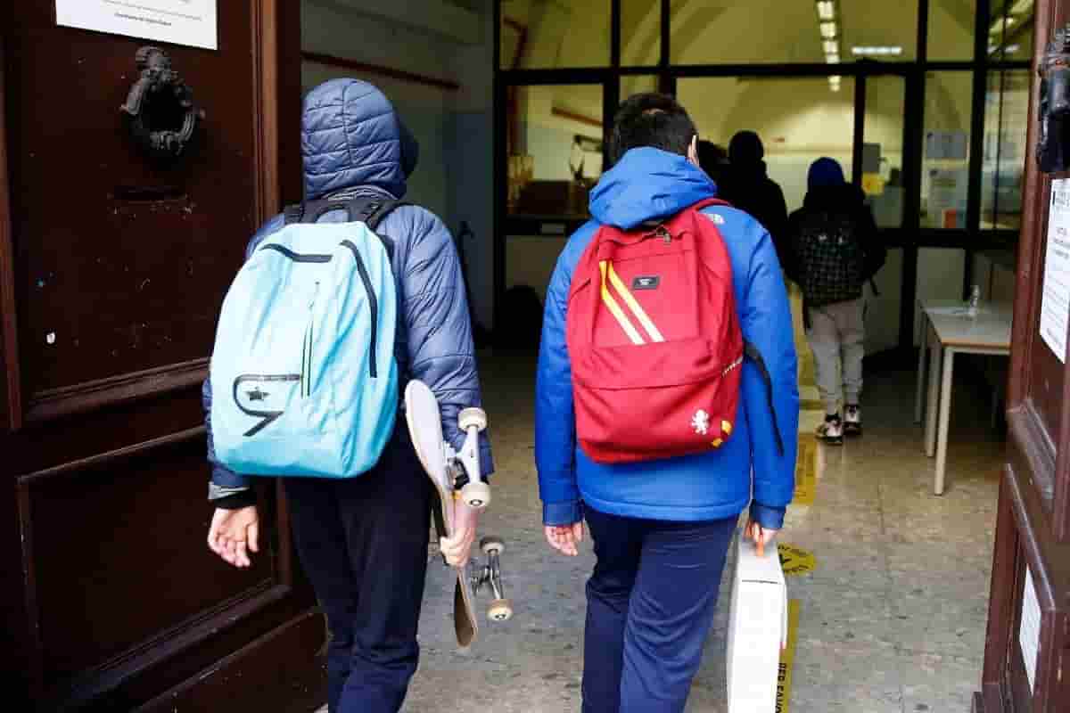 Fa caldo, rinviamo l’apertura delle scuole: anche i presidi dicono no, “meglio i condizionatori” Fa caldo, rinviamo l’apertura delle scuole: anche i presidi dicono no, “meglio i condizionatori”