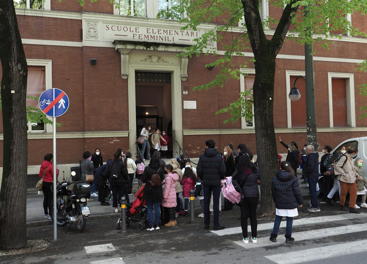 Scuola, nessun rinvio a ottobre del ritorno in classe per il caldo. Anzi, ferie estive più brevi Scuola, nessun rinvio a ottobre del ritorno in classe per il caldo. Anzi, ferie estive più brevi