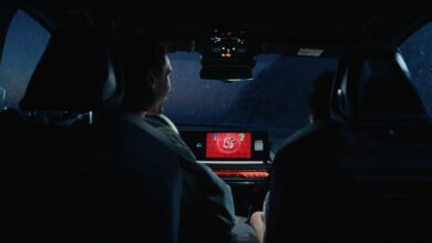 UNO® Car Party! debutta alla gamescom 2024: la nuova frontiera del gioco in auto nella BMW X3