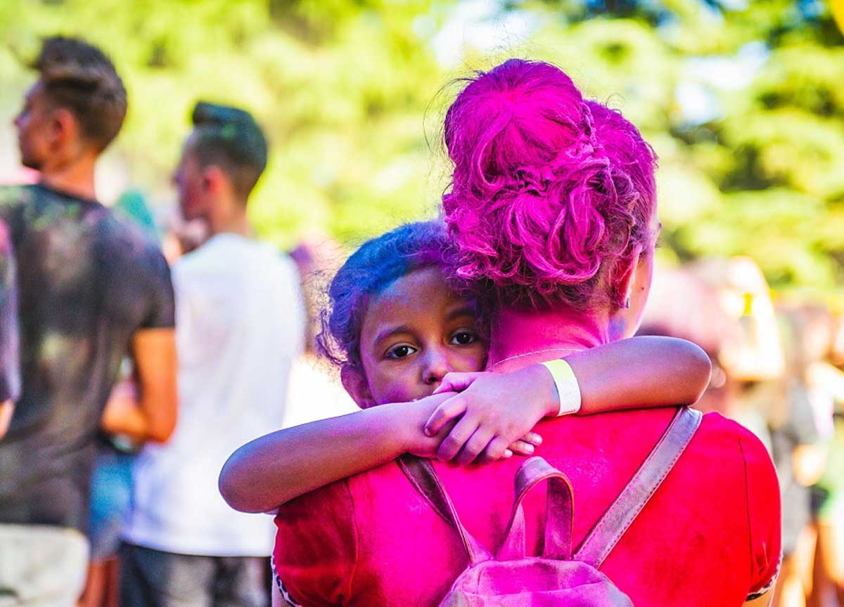 Pioggia di coriandoli e colori: al parco Shuster il Festival Holi, perchè l’amore vince sempre sul male