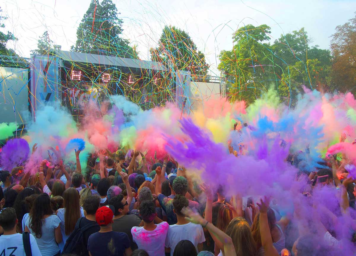 Pioggia di coriandoli e colori: al parco Shuster il Festival Holi, perchè l’amore vince sempre sul male