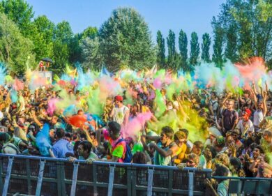 Pioggia di coriandoli e colori: al parco Shuster il Festival Holi, perchè l’amore vince sempre sul male