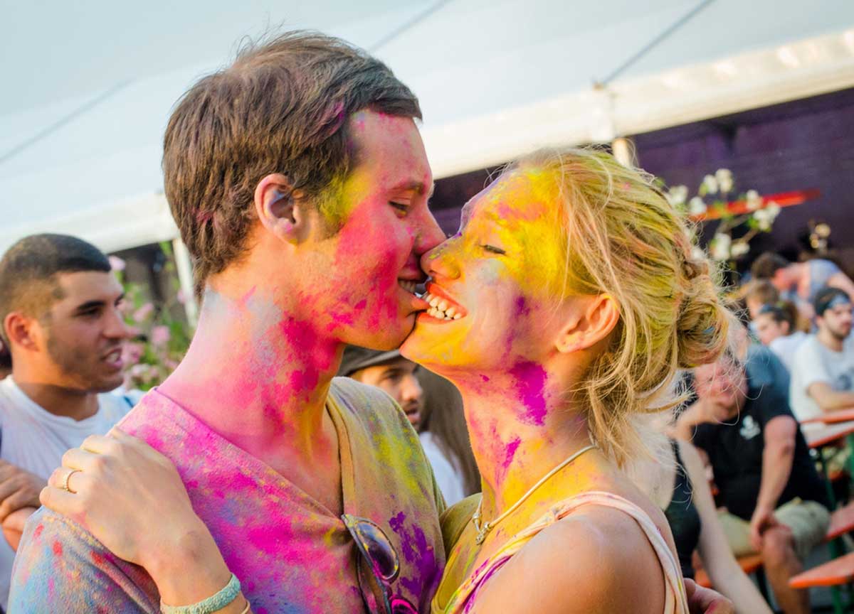 Pioggia di coriandoli e colori: al parco Shuster il Festival Holi, perchè l’amore vince sempre sul male