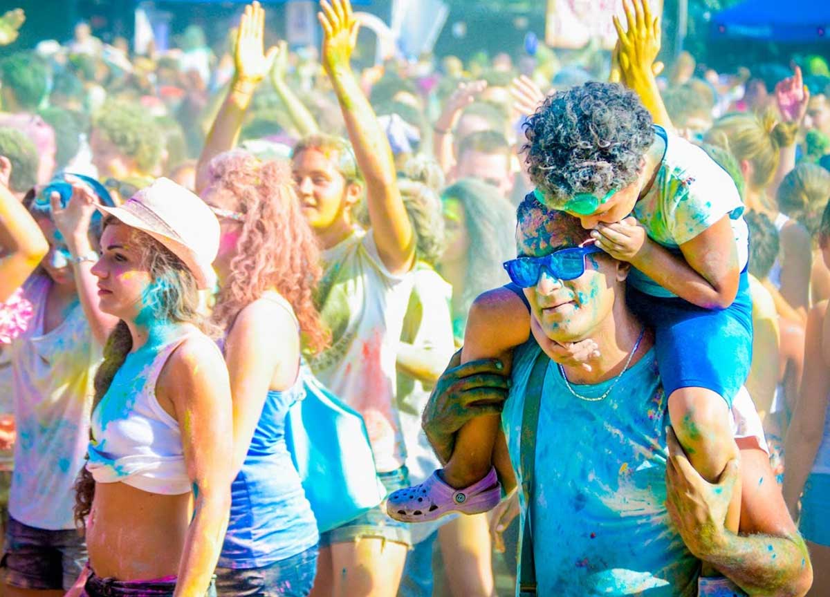 Pioggia di coriandoli e colori: al parco Shuster il Festival Holi, perchè l’amore vince sempre sul male