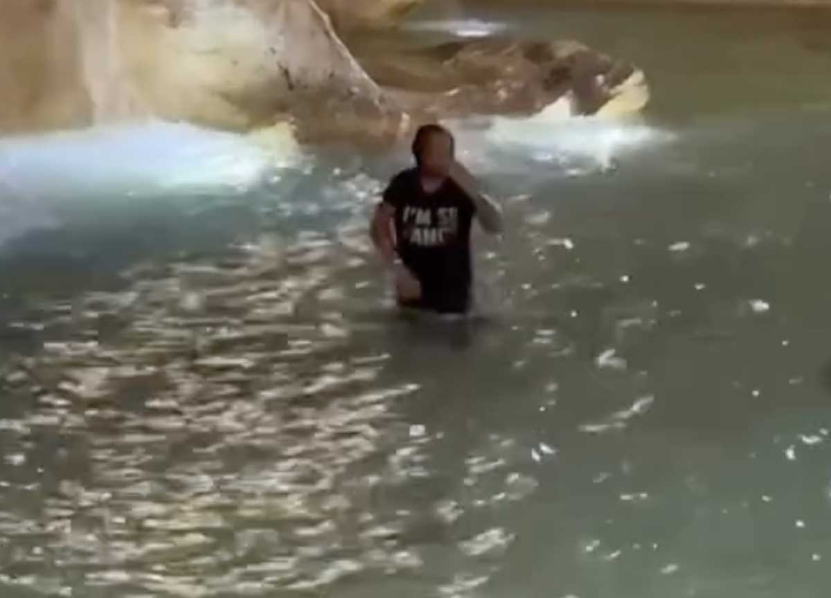 Fontana di Trevi: tuffo nuotata e multa da 450 euro, la notte brava di un 49enne italiano