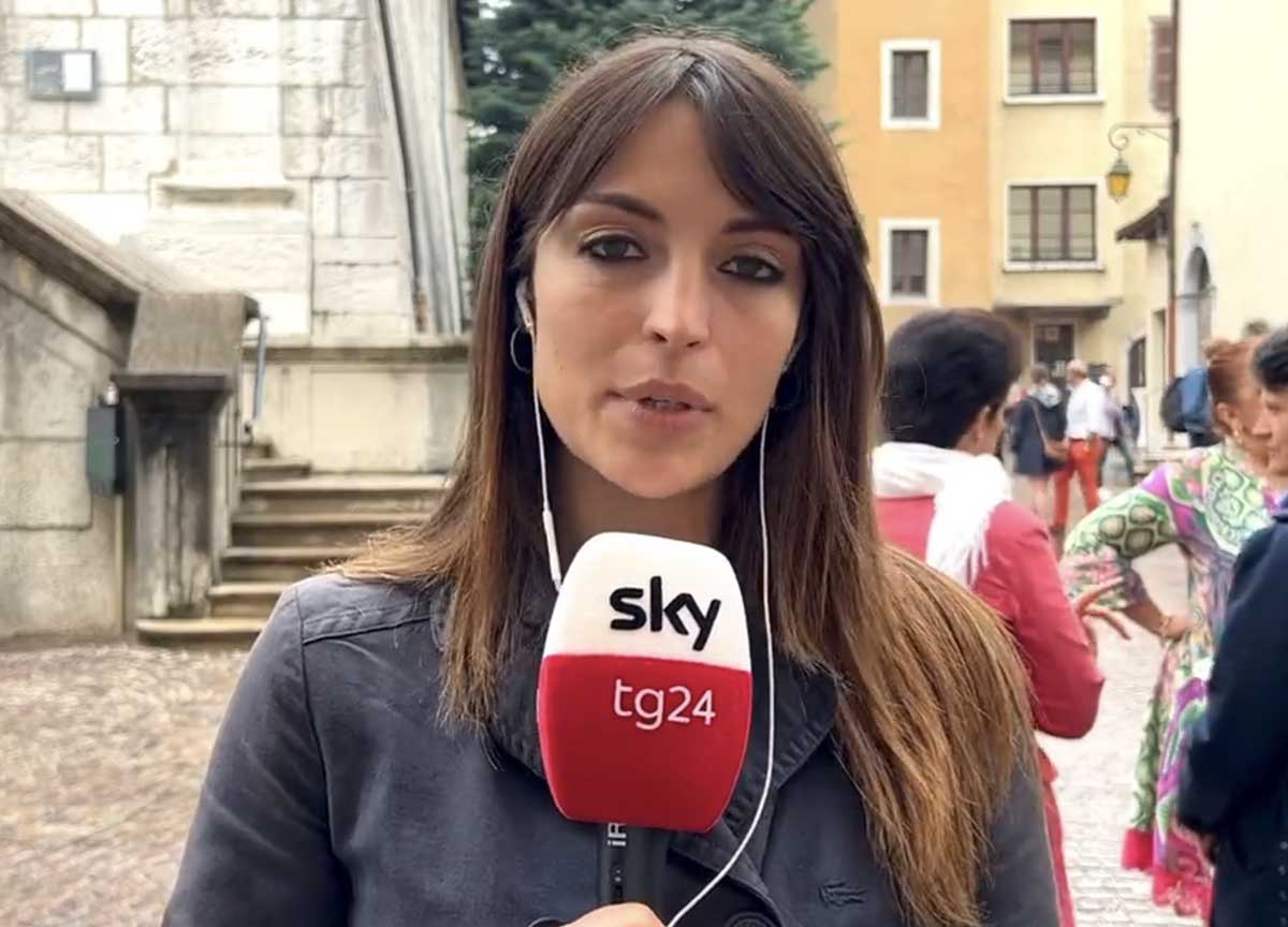 Roma da schifo, ripulito il marciapiede della Costamagna. La Piotto di Sky denuncia i bagni del Colosseo