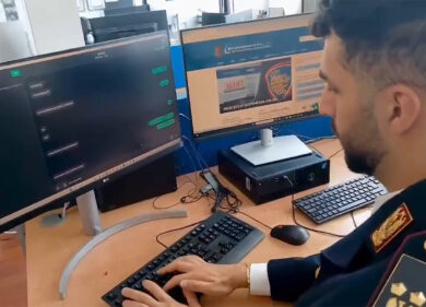 Entra in casa per rubare ma si mette a leggere un libro: la Polizia lo trova sul letto assorto nella lettura