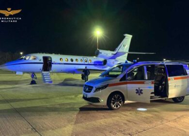 In volo da Cagliari a Roma: neonata in pericolo di vita trasferita d’urgenza al Bambino Gesù