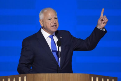Tim Walz accetta la nomination a vice di Kamala Harris. Clinton: “Vinciamo e sarete orgogliosi per la vita”