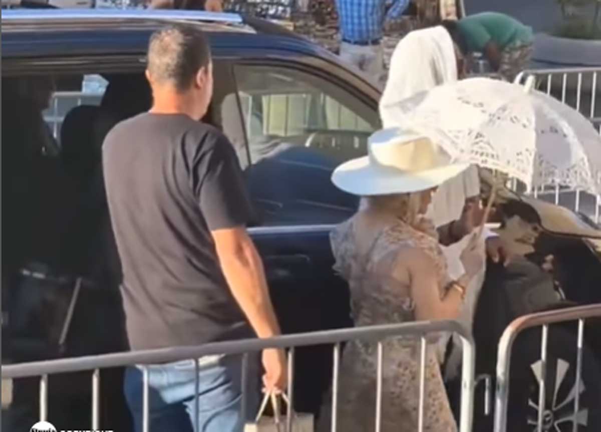 Madonna a Roma: milk shake e spritz nel dehor di Bibo a piazza Santi Apostoli. E la folla si scatena Madonna a Roma: milk shake e spritz nel dehor di Bibo a piazza Santi Apostoli. E la folla si scatena