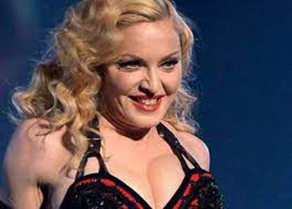Madonna a Roma: milk shake e spritz nel dehor di Bibo a piazza Santi Apostoli. E la folla si scatena Madonna a Roma: milk shake e spritz nel dehor di Bibo a piazza Santi Apostoli. E la folla si scatena