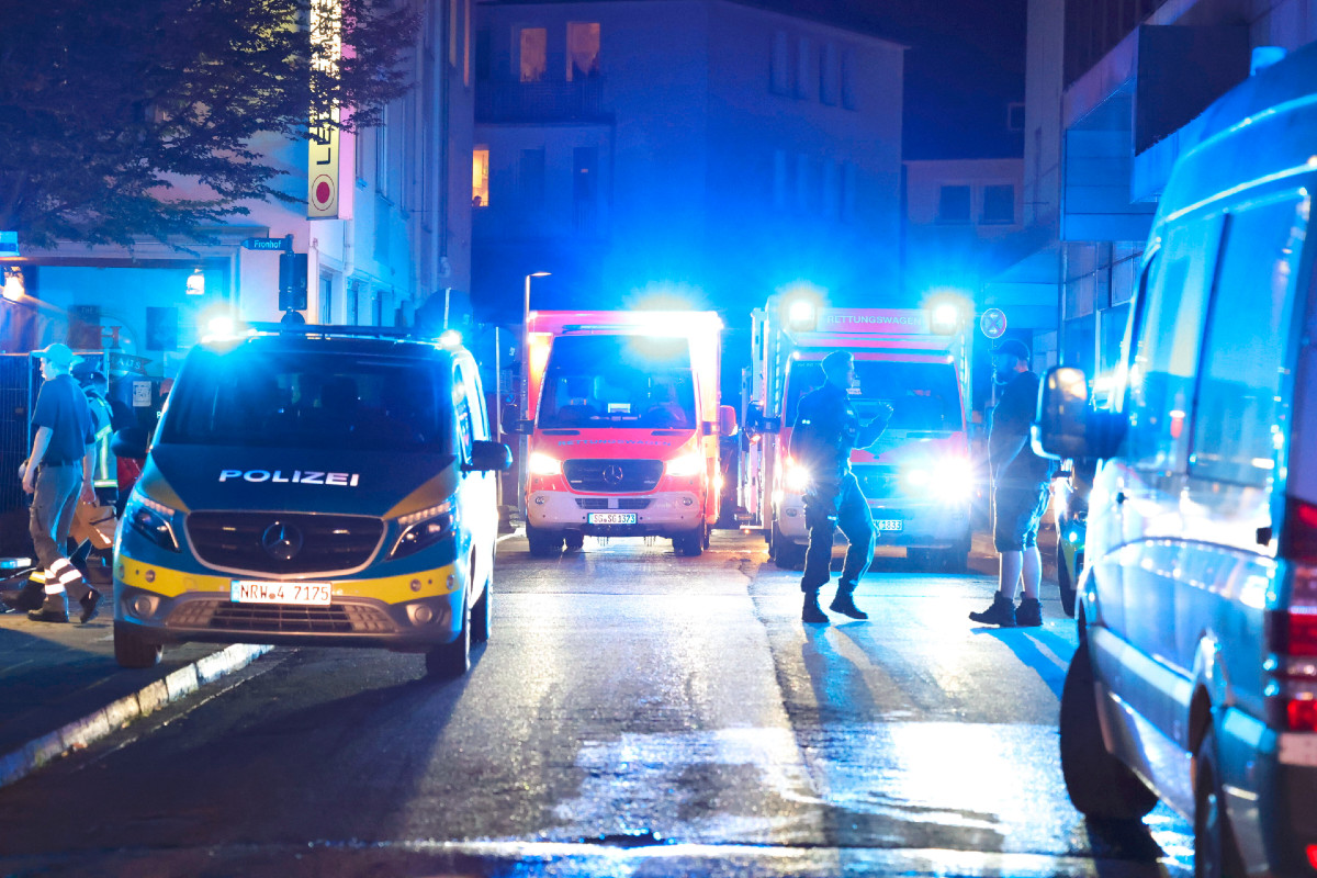 Germania, strage con il coltello alla festa cittadina di Solingen: morti e feriti. La polizia parla di “attentato”. Un arresto Germania, strage con il coltello alla festa cittadina di Solingen: morti e feriti. La polizia parla di “attentato”. Un arresto