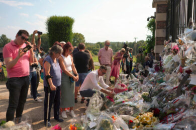 Alain Delon, funerali blindati per l’attore: migliaia di fiori ma solo una cinquantina di persone