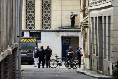 Esplosione davanti a una sinagoga in Francia, arrestato l’attentatore