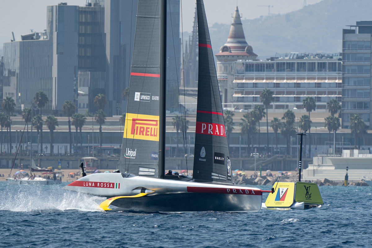 Luna Rossa Prada Pirelli conquista la finale, vittoria decisiva su Ineos Britannia a Barcellona