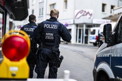 Solingen, strage con il coltello: l’Isis rivendica l’attentato in Germania. Arrestato un siriano di 26 anni: ha confessato