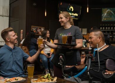 “Alza le chiappe e vieni a sparecchiare”, cliente umilia una cameriera e viene cacciato dal locale