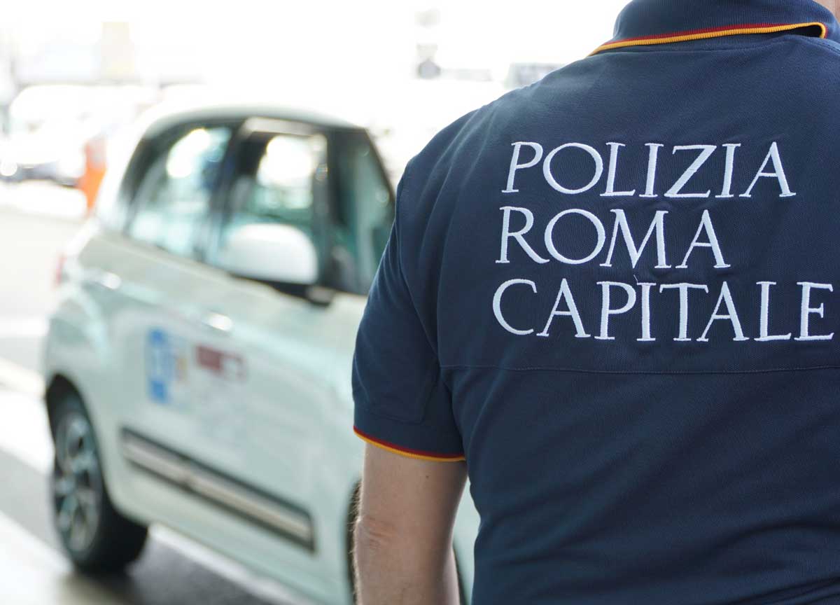 Roma, tassista scatenato triplica la tariffa aeroporto-Colosseo. Beccato dai vigili, 3mila euro di multa Roma, tassista scatenato triplica la tariffa aeroporto-Colosseo. Beccato dai vigili, 3mila euro di multa