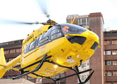 Varese, 88enne si perde nei boschi. La ritrovano viva dopo 4 giorni: “Bevevo acqua piovana”