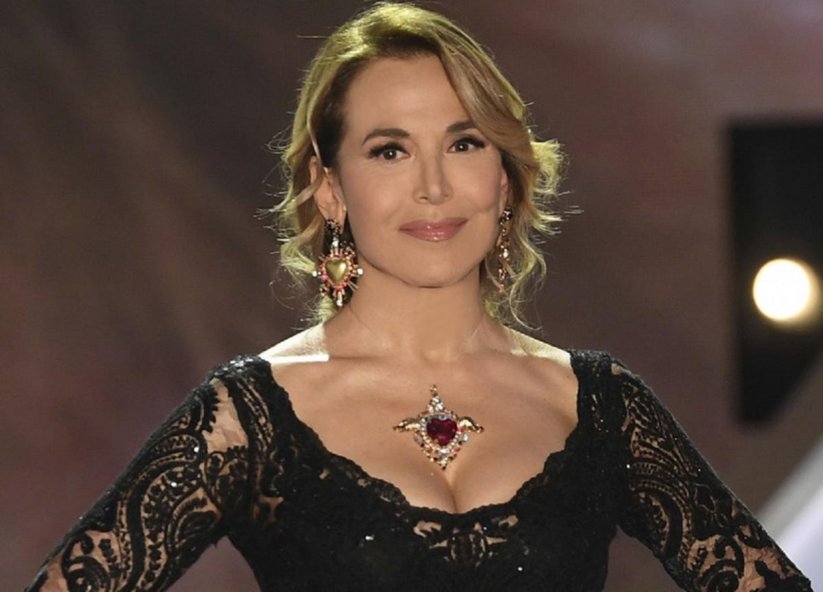 Barbara D’Urso chiude con Mediaset e svuota il camerino: “Vendo i vestiti per beneficenza”