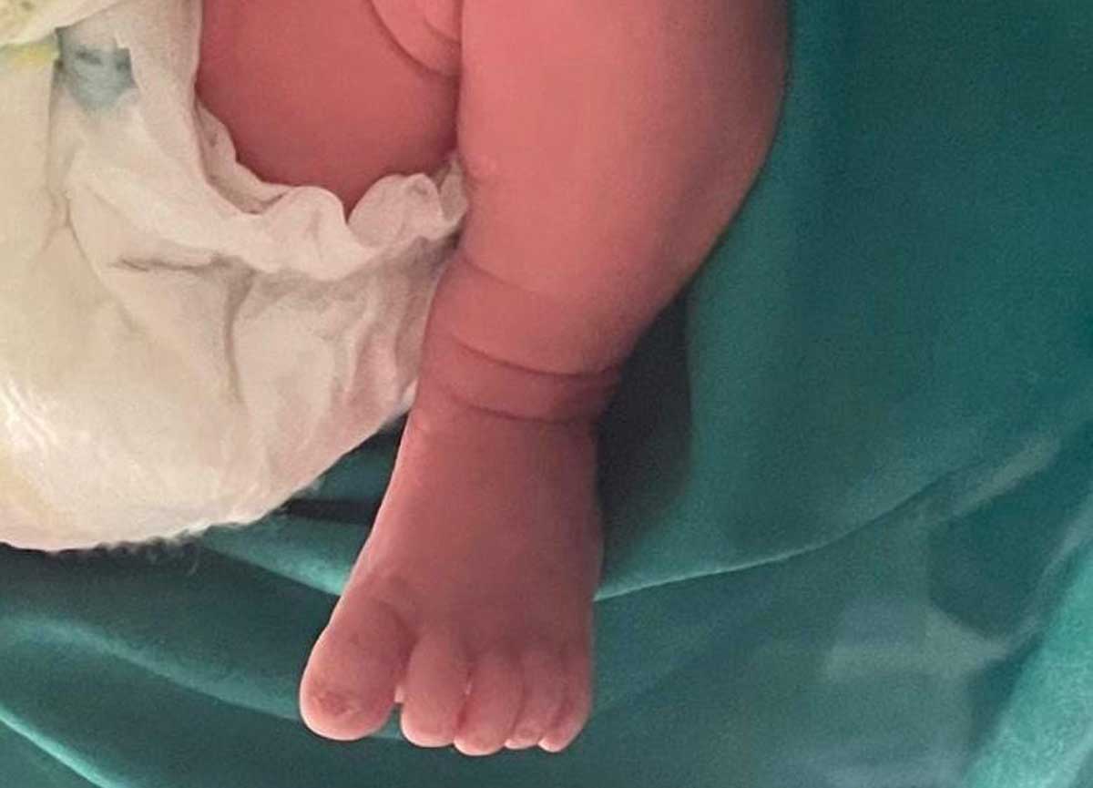 Chiara Colosimo diventa mamma: l’annuncio su Fb con il piedino del neonato che spunta Chiara Colosimo diventa mamma: l’annuncio su Fb con il piedino del neonato che spunta