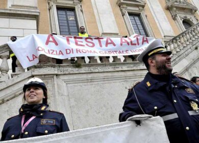 Vigili urbani Roma: c’è un vice comandante di Gruppo che ha la terza Media. Bufera sul concorso in deroga
