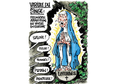 Francia, una vignetta di Charlie Hebdo offende due associazioni cattoliche: “Incita all’odio religioso”