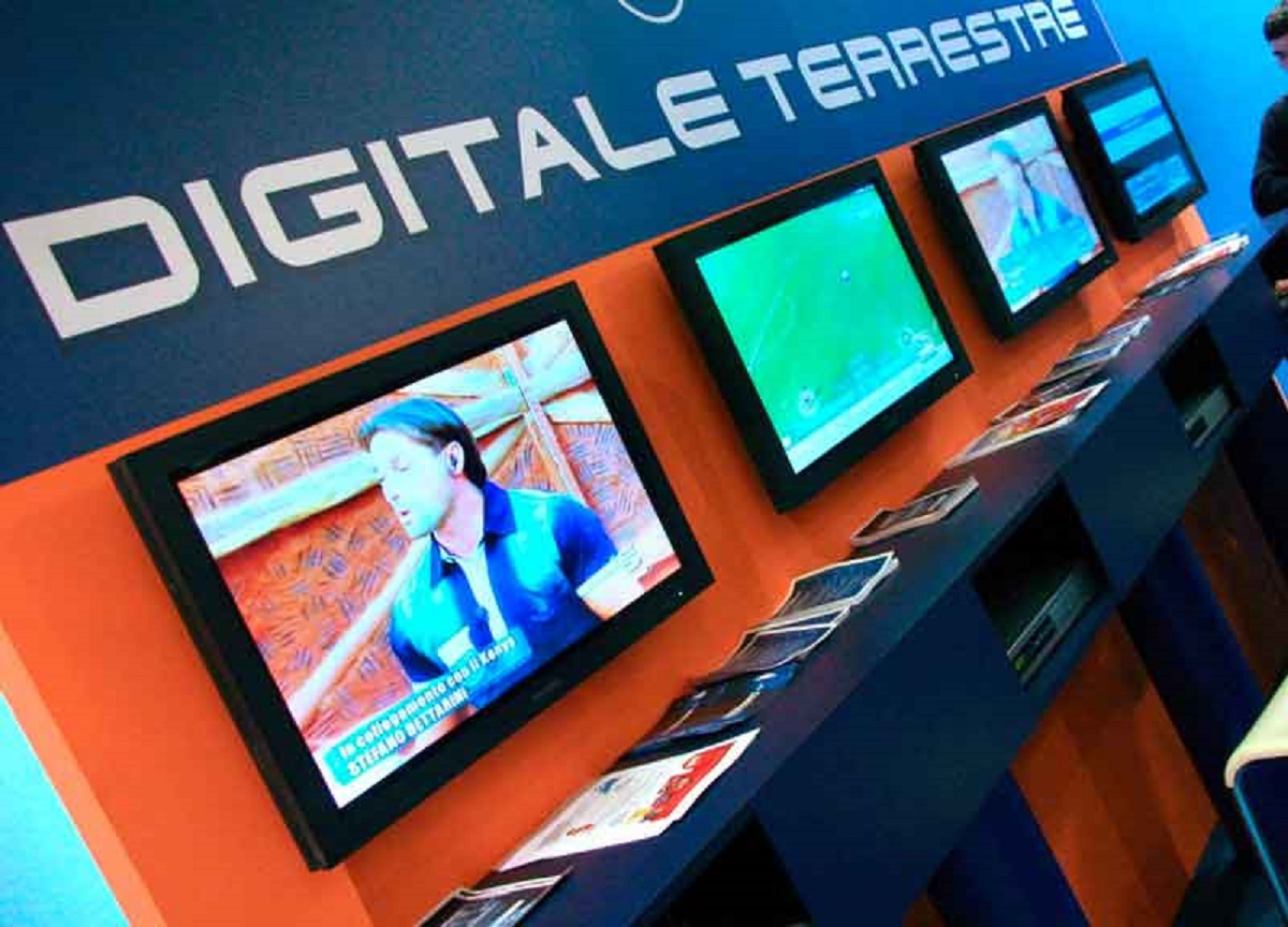 Cambia il digitale terrestre, migliaia di italiani dovranno comprare una nuova tv Cambia il digitale terrestre, migliaia di italiani dovranno comprare una nuova tv
