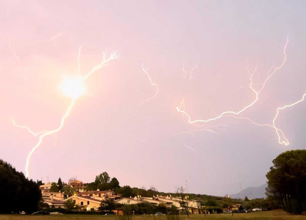 Bomba d’acqua su Roma, caduti 30 millimetri in 10 minuti. Centinaia di fulmini accendono il cielo Bomba d’acqua su Roma, caduti 30 millimetri in 10 minuti. Centinaia di fulmini accendono il cielo