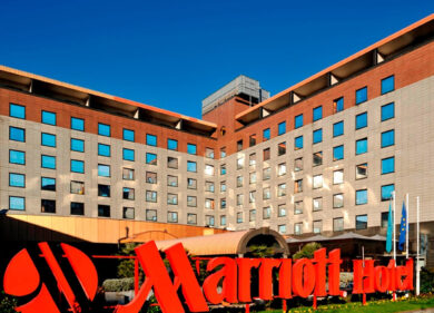 Marriott, la più grande catena di hotel al mondo punta sugli affitti brevi. L’accordo che fa tremare AirBnb
