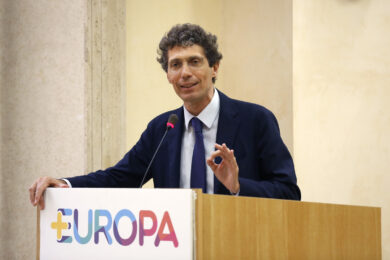 Cittadinanza, “referendum per dimezzare gli anni da 10 a 5 per diventare italiani”