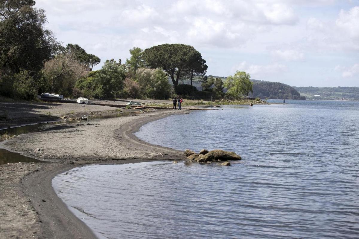 Barca a vela si ribalta durante la bufera sul lago di Bracciano: salvo lo skipper