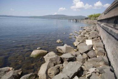 Barca a vela si ribalta durante la bufera sul lago di Bracciano: salvo lo skipper