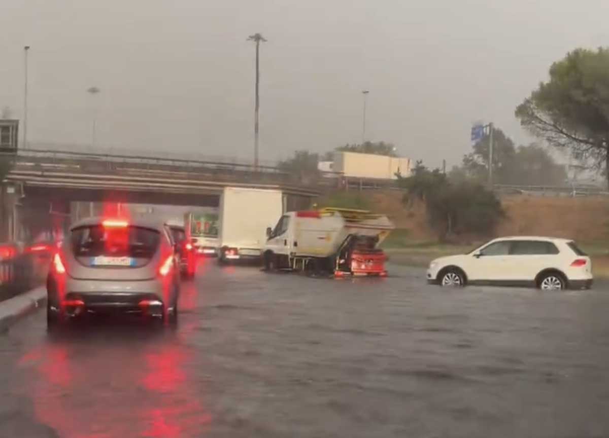 Bomba d’acqua su Roma, caduti 30 millimetri in 10 minuti. Centinaia di fulmini accendono il cielo Bomba d’acqua su Roma, caduti 30 millimetri in 10 minuti. Centinaia di fulmini accendono il cielo