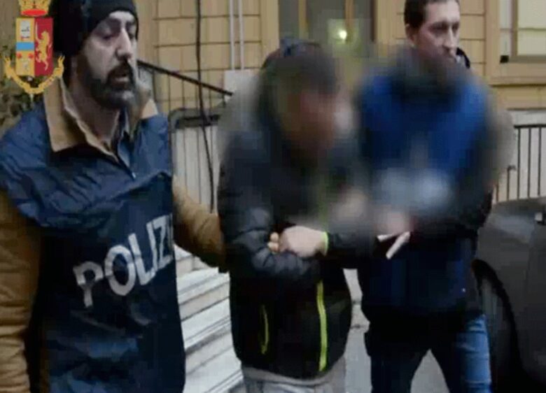 Anziano aggredito all’uscita della metro e rapinato della collana d’oro: arrestato un ragazzo di 20 anni