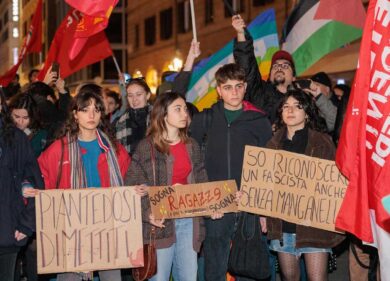 Scuole ancora chiuse, scatta il primo sciopero: il 25 novembre studenti in piazza contro il caro-libri