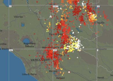 Bomba d’acqua su Roma, caduti 30 millimetri in 10 minuti. Centinaia di fulmini accendono il cielo