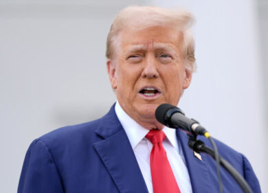 Trump posa al cimitero di Arlington. Rissa tra lo staff e un dipendente