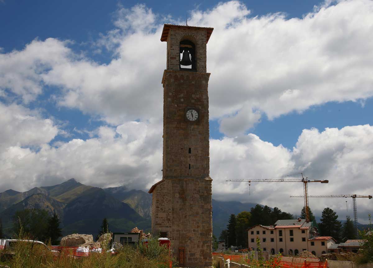 Amatrice e l’Inferno: Super Cantiere fantasma, compare lo striscione di denuncia con la terzina di Dante