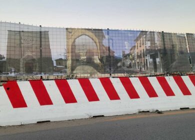 Amatrice e l’Inferno: Super Cantiere fantasma, compare lo striscione di denuncia con la terzina di Dante