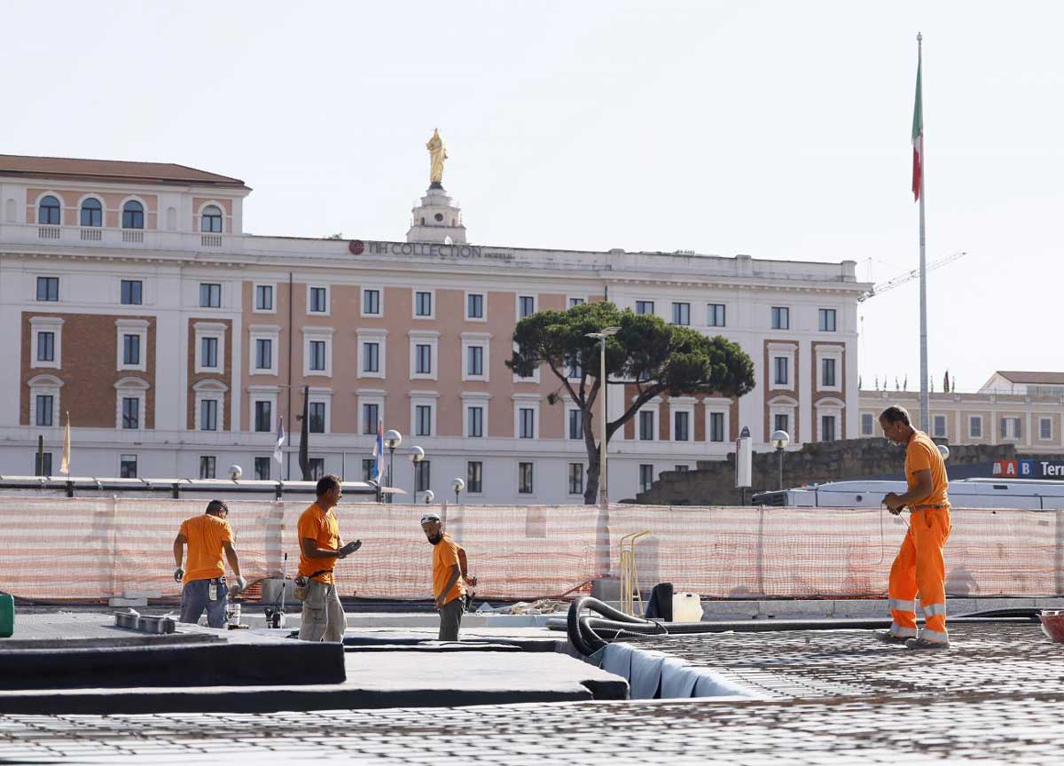 Cantieri, rifiuti e degrado: a Roma rivolta vip. Gassmann contro i lavori alla stazione Termini: “E gli alberi”? Cantieri, rifiuti e degrado: a Roma rivolta vip. Gassmann contro i lavori alla stazione Termini: “E gli alberi”?