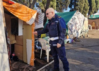 Roma, imbottito di cocaina tenta di accoltellare la compagna: la salvano i Vigili Urbani