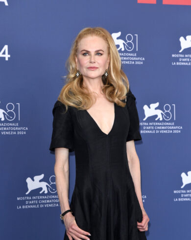 Nicole Kidman al Festival di Venezia 2024: l’arrivo in motoscafo con Banderas e il look total black firmato Bottega Veneta