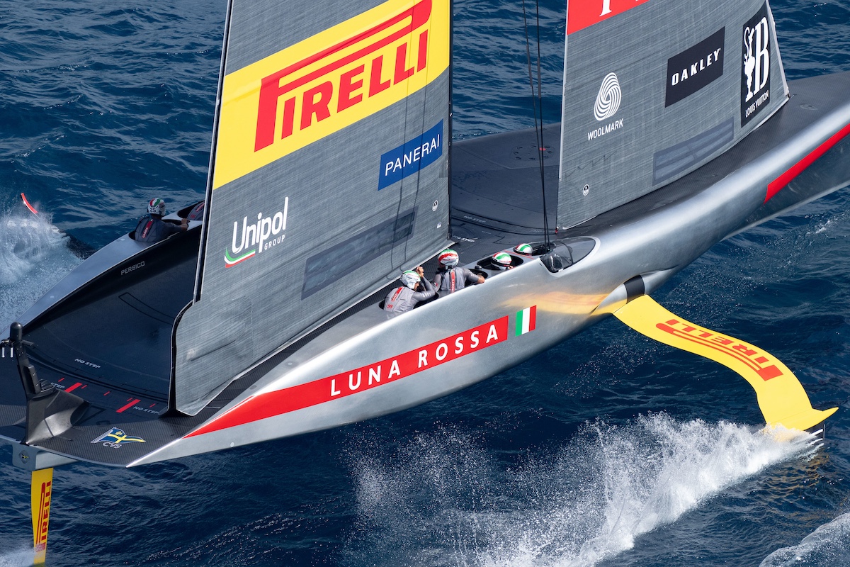 Luna Rossa Prada Pirelli conquista la vittoria contro Alinghi nella quarta giornata della Louis Vuitton Cup