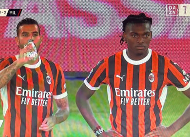 Lazio-Milan, Theo Hernandez e Leao in disparte durante il cooling break. Ecco cos’è successo