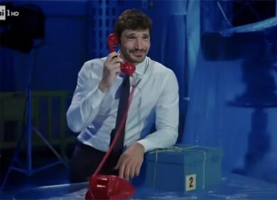 Affari Tuoi è tornato: le novità. Stefano De Martino all’esordio (e i messaggi di Amadeus)