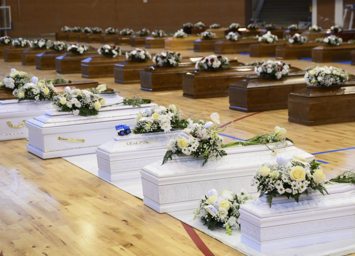 Strage Cutro, le chat Finanza-Guardia Costiera: “So’ migranti”, “non usciamo”. In sei verso il processo